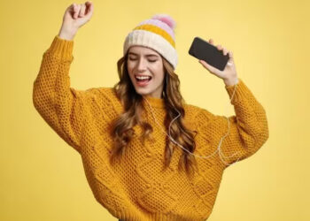 Side Effect of Earphones: ईयरफोन के ज्यादा इस्तेमाल से कान-दिमाग क्षतिग्रस्त हो सकते हैं