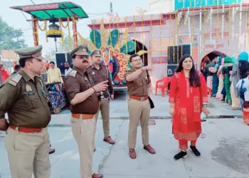 हापुड़ में मंदिरों में उमड़ा श्रद्धालुओं का सैलाब:सुरक्षा को लेकर डीएम-एसपी ने संभाली कमान, जलाभिषेक कर मांगी सुख-समृद्धि