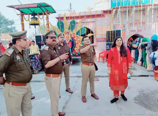 हापुड़ में मंदिरों में उमड़ा श्रद्धालुओं का सैलाब:सुरक्षा को लेकर डीएम-एसपी ने संभाली कमान, जलाभिषेक कर मांगी सुख-समृद्धि