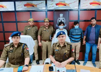 गढ़मुक्तेश्वर में रिटायर प्रशासनिक अधिकारी से एटीएम बदकर ठगी:दो शातिर गिरफ्तार, कई एटीएम कार्ड, लाखों की नकदी सहित दो लग्जरी कार बरामद