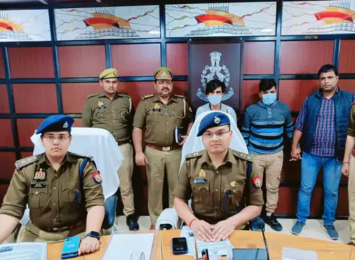 गढ़मुक्तेश्वर में रिटायर प्रशासनिक अधिकारी से एटीएम बदकर ठगी:दो शातिर गिरफ्तार, कई एटीएम कार्ड, लाखों की नकदी सहित दो लग्जरी कार बरामद