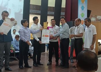 गढ़ मुक्तेश्वर की दो ग्राम पंचायतें सम्मानित।                          हापुड: स्वच्छ सर्वेक्षण ग्रामीण 2023 में अच्छा प्रदर्शन करने वाली गढ़ मुक्तेश्वर विकास खंड की दो ग्राम पंचायतें भैना सदरपुर और रहरवा को सोमवार को पंचायत निदेशालय में स्वच्छता ही सेवा कार्यक्रम के तहत आयोजित  एक समारोह में राज्य स्तरीय पुरस्कार से सम्मानित। इस पुरस्कार के लिए 75 जिलों में से 60 ग्राम पंचायतें चुनी गई जिनमे से दो जनपद हापुड़ की हैं।       भैना सदरपुर के ग्राम पंचायत सचिव विनोद त्यागी ने जिला पंचायत राज अधिकारी वीरेंद्र सिंह के साथ मंच पर जाकर यह पुरस्कार लिया। जिला समन्वयक गोपाल राय, समेत ग्राम का सफाई कर्मी मौजूद रहा। मिशन निदेशक राज कुमार ने यह पुरस्कार प्रदान किया। उन्होंने पूरी टीम को स्वच्छ भारत मिशन ग्रामीण के दूसरे चरण में और बेहतर प्रदर्शन के लिए प्रेरित किया।                      रहरवा का पुरष्कर जिला पंचायत राज अधिकारी वीरेंद्र सिंह, जिला समन्वयक गोपाल राय के साथ ग्राम प्रधान पति मुनेश, पंचायत सचिव देवेंद्र कुमार, सफाई कर्मी अनुराधा ने मंच पर जाकर संयुक्त रूप से लिया। इसी समारोह में सफाई कर्मी राम करन को मिशन निदेशक ने अच्छा कार्य करने के लिए सम्मानित किया।