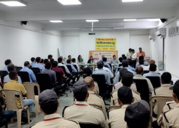 अपर जिला जज/सचिव विधिक सेवा प्राधिकरण श्रीमती छाया शर्मा मैडम की अध्यक्षता में मेरिनों इंडस्ट्रीज हापुड में श्रमिकों को श्रम विधियों एवं श्रम विभाग द्वारा संचालित योजनाओं की जानकारी दी गयी।