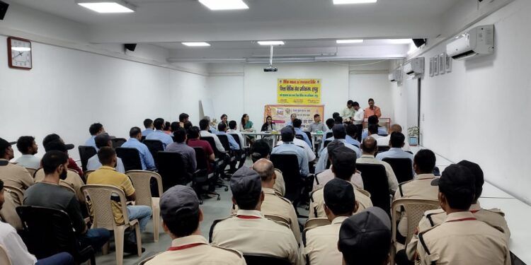 अपर जिला जज/सचिव विधिक सेवा प्राधिकरण श्रीमती छाया शर्मा मैडम की अध्यक्षता में मेरिनों इंडस्ट्रीज हापुड में श्रमिकों को श्रम विधियों एवं श्रम विभाग द्वारा संचालित योजनाओं की जानकारी दी गयी।