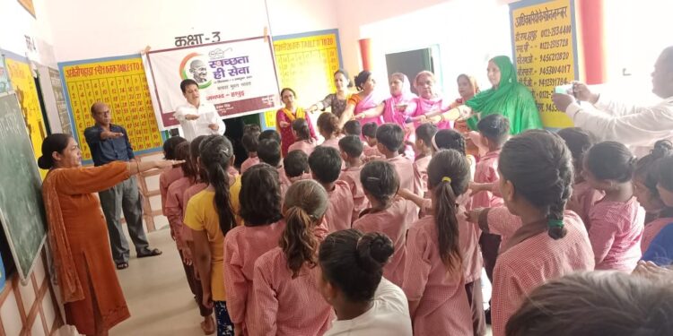 उपनिदेशक पंचायत की रणनीति से स्वच्छता में नई क्रांति का आगाज। डीपीआरओ से सफाईकर्मी तक सब एक्सन मोड में।