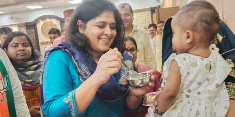 हापुड़ 19 सितम्बर, 2023 (सूचना विभाग)। मा0 मुख्यमंत्री जी उ0प्र0 की अध्यक्षता में प्रदेश स्तर पर लोकभवन ऑडिटोरिएम में ’’राष्ट्रीय पोषण माह’’ से सम्बन्धित कार्यक्रम का सजीव प्रसारण कलेक्ट्रेट सभागार में जिलाधिकारी प्रेरणा शर्मा व जिला अध्यक्ष नरेश तोमर की अध्यक्षता में आयोजित किया गया।