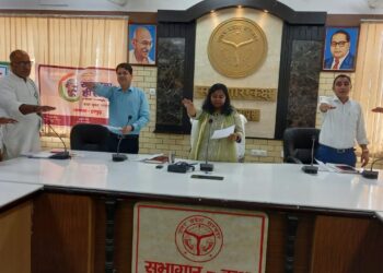 अपर जिलाधिकारी ने दिलाई स्वच्छता की शपथ।