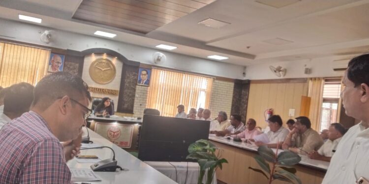 जिला अधिकारी की अध्यक्षता में हुई व्यापार बंधु की बैठक l