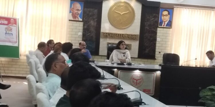 हापुड़  जिलाधिकारी व अपर जिलाधिकारी की अध्यक्षता में हुई कर करेतर/ राजस्व वसूली की बैठक◻️◻️◻️