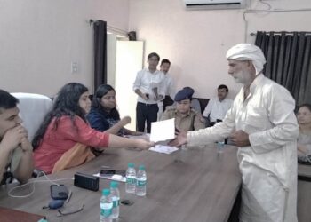 *जिलाधिकारी तथा पुलिस अधीक्षक  ने सम्पूर्ण समाधान दिवस उप जिलाधिकारी कार्यालय के सभागार में  हापुड़ में सुनी फरियादियों की समस्याएं, त्वरित निस्तारण  को दिये निर्देश*◻️◻️◻️**