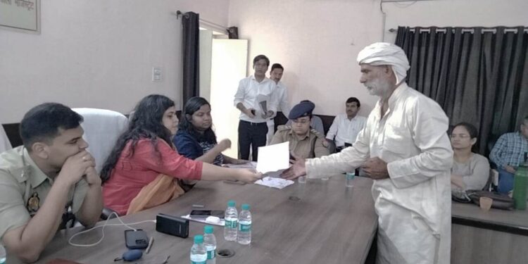 *जिलाधिकारी तथा पुलिस अधीक्षक  ने सम्पूर्ण समाधान दिवस उप जिलाधिकारी कार्यालय के सभागार में  हापुड़ में सुनी फरियादियों की समस्याएं, त्वरित निस्तारण  को दिये निर्देश*◻️◻️◻️**