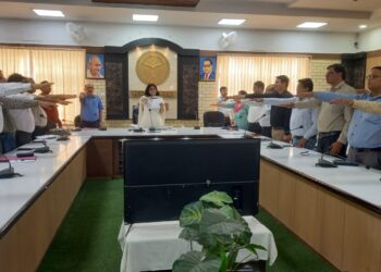 जिलाधिकारी ने दिलाई स्वच्छता की शपथ।