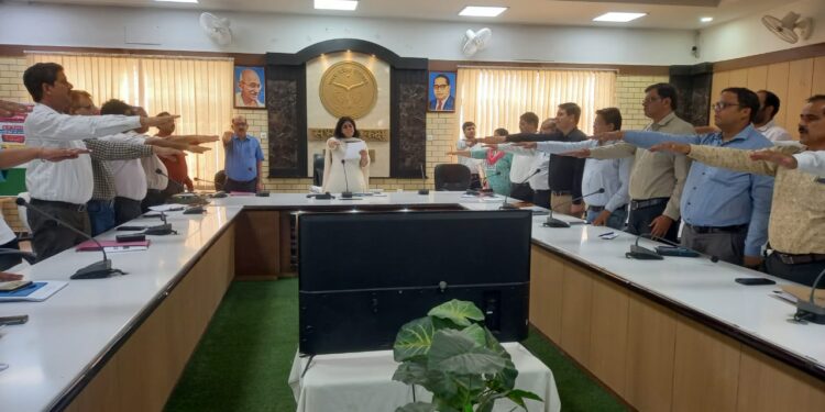 जिलाधिकारी ने दिलाई स्वच्छता की शपथ।