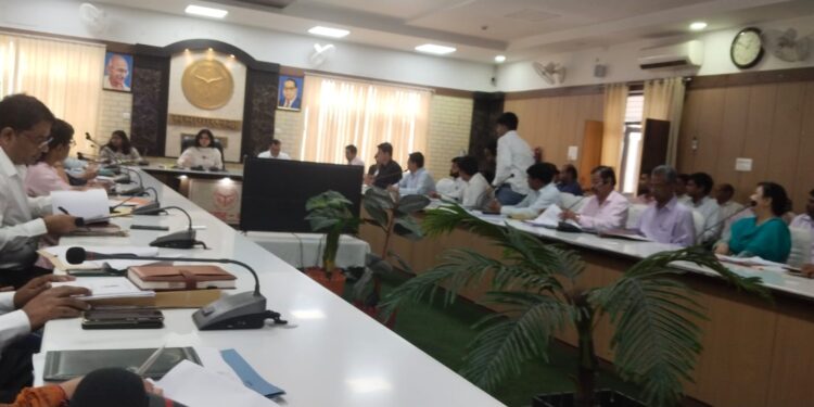 आज दिनांक 22/09/2023 कलेक्ट्रेट के सभागार हापुड़ में जिलाधिकारी महोदया की अध्यक्षता में, जिला पर्यावरण समिति, जिला गंगा समिति और जिला वृक्षारोपण समिति की बैठक का आयोजन किया गया।