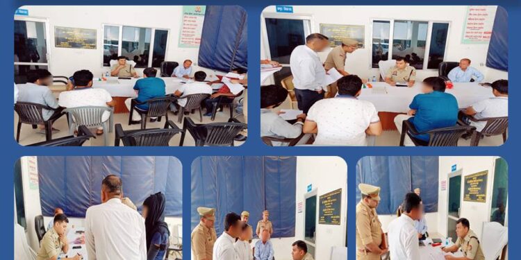 आज दिनांक 14-10-2023 पुलिस अधीक्षक द्वारा थाना समाधान दिवस के अवसर पर थाना हापुड़ नगर पर जनता की समस्या/शिकायतें सुनी गई।