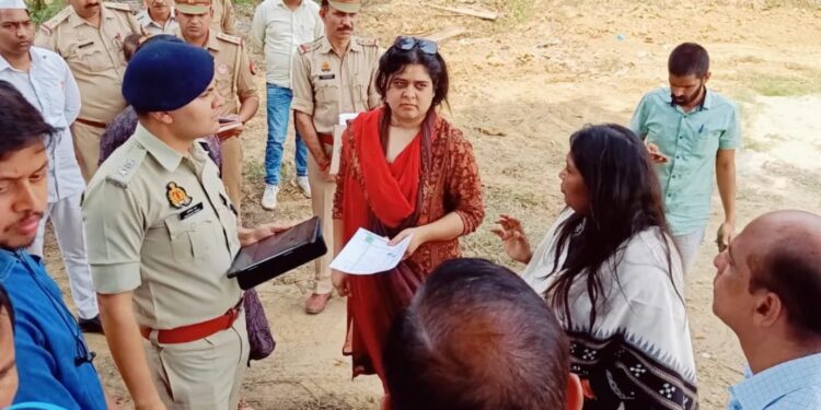 आज  दिनांक 14-10-2023 जनपद हापुड में मा0 मुख्यमंत्री उ0प्र0 महोदय के प्रस्तावित भ्रमण कार्यक्रम स्थल का निरीक्षण ।