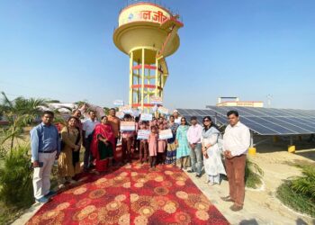 हापुड़। 12 अक्टूबरजल को फिर क्यों व्यर्थ बहाते, बात जरा सी समझ न पाते…  – हापुड़ में नमामि गंगे एवं ग्रामीण जलापूर्ति विभाग की ओर से जल ज्ञान यात्रा का आयोजन – जल के महत्व को गीत और कविताओं के माध्यम से सुनाकर स्कूली बच्चों ने किया जागरूक – जल जीवन मिशन की दादरी स्कीम पर पानी टंकी, पम्प हाउस पहुंचे, प्रयोगशाला में जल जांच देखी स्कूली छात्र-छात्राओं को बताया गया जल का महत्व और रेन वाटर हारवेस्टिंग के फायदे