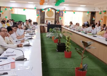 हापुड़ से 05 अक्टूबर, 2023◻️◻️◻️◻️  जनपद में हो रहे 50 लाख से अधिक व 50 लाख से कम लागत के निर्माण कार्य की जिलाधिकारी ने जनपद स्तरीय अधिकारियों के साथ की समीक्षा बैठक