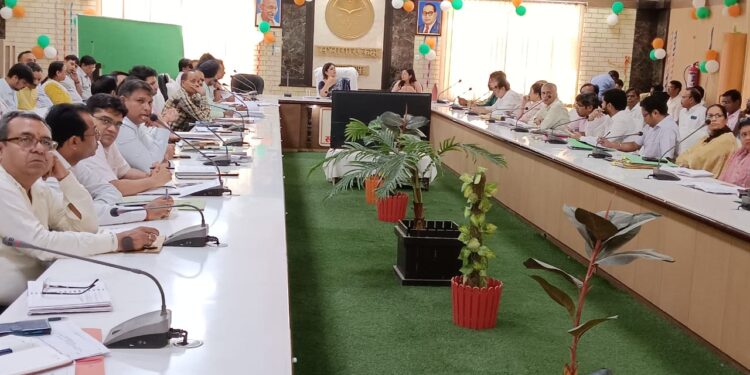 हापुड़ से 05 अक्टूबर, 2023◻️◻️◻️◻️  जनपद में हो रहे 50 लाख से अधिक व 50 लाख से कम लागत के निर्माण कार्य की जिलाधिकारी ने जनपद स्तरीय अधिकारियों के साथ की समीक्षा बैठक