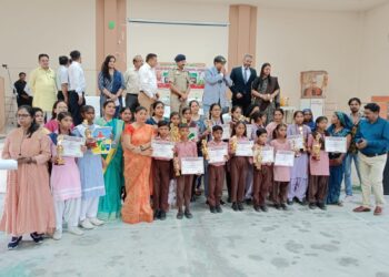 कार्यालय जिला विधिक सेवा प्राधिकरण, हापुड़  दिनांकः 10.10.2023  निबंध व चित्रकला में उत्कृष्ट प्रस्तुति वाले विद्यार्थियों को माननीय जिला जज / अध्यक्ष, जिला विधिक सेवा प्राधिकरण, हापुड़ द्वारा किया गया सम्मानित अपर – जिला जज / सचिव