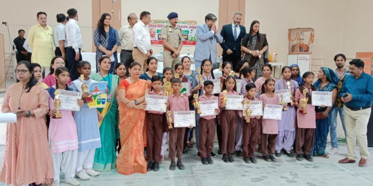 कार्यालय जिला विधिक सेवा प्राधिकरण, हापुड़  दिनांकः 10.10.2023  निबंध व चित्रकला में उत्कृष्ट प्रस्तुति वाले विद्यार्थियों को माननीय जिला जज / अध्यक्ष, जिला विधिक सेवा प्राधिकरण, हापुड़ द्वारा किया गया सम्मानित अपर – जिला जज / सचिव