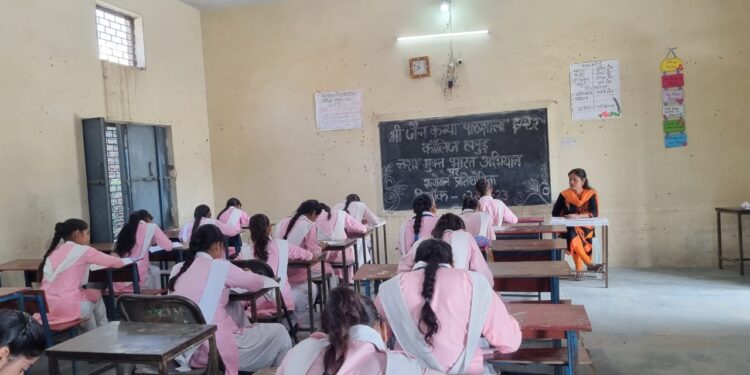 आज दिनांक 02 अक्टूबर 2023 में विद्यालय श्री जैन कन्या पाठशाला इंटर कॉलिज, हापुड़ में राष्ट्रपिता महात्मा गांधी जी के जन्मदिवस