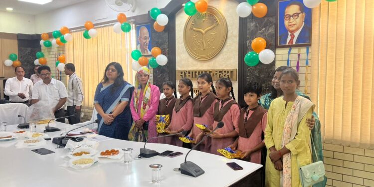 राष्ट्रपिता महात्मा गांधी व पूर्व प्रधानमंत्री लाल बहादुर शास्त्री की जयंती धूमधाम से मनाई गई।