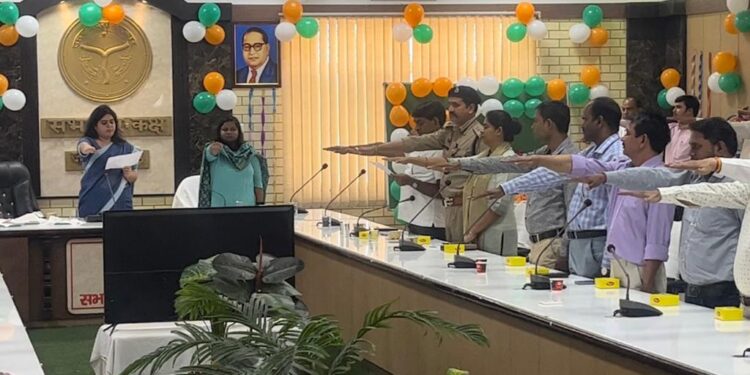 गांधी जयंती के शुभ अवसर पर आज जनपद हापुड़ में कलेक्ट्रेट सभागार में जिलाधिकारी महोदया की अध्यक्षता में नशा मुक्ति जागरूकता कार्यक्रम