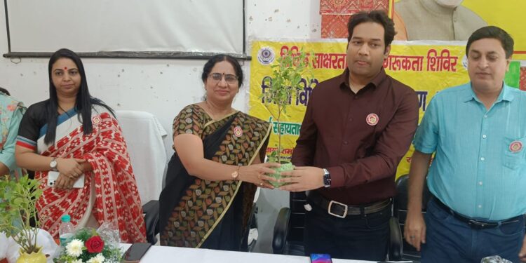 आज दिनांक 12 /10/ 2023 को आर्य कन्या स्नातकोत्तर महाविद्यालय, हापुड़ में उत्तर प्रदेश शासन द्वारा प्रस्तावित “बेटी बचाओ बेटी पढ़ाओ” व अंतरराष्ट्रीय बालिका दिवस कार्यक्रम के अंतर्गत “कन्या सुमंगला योजना” कार्यक्रम का आयोजन किया गया।