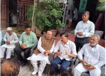 हापुड़ छात्र कीर्ति के परिजनों से मुलाकात कर दुख व्यक्त करने पहुंचे भाजपा  व्यापार प्रकोष्ठ के प्रदेश अध्यक्ष!