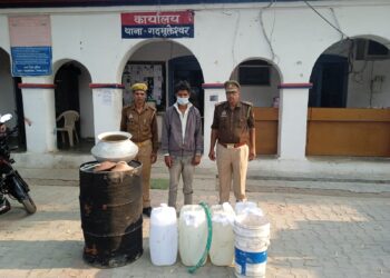 हापुड़ पुलिस द्वारा जनपद में अपराध की रोकथाम एवं कच्ची/अपमिश्रित शराब बनाने व बेचने वालों के विरूद्ध चलाए जा रहे अभियान