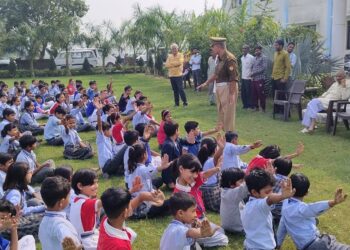 यातायात माह नवम्बर 2023″ के अंतर्गत सड़क दुर्घटनाओं पर अंकुश लगाए जाने हेतु जागरूक किया गया।