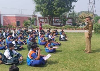 सड़क दुर्घटनाओं पर अंकुश लगाए जाने हेतु यातायात पुलिस द्वारा छात्र/छात्राओं को यातायात नियमों का पालन करने हेतु जागरूक किया गया।