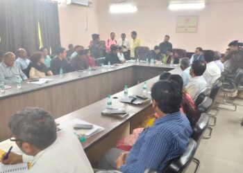 मंडलायुक्त मेरठ तथा पुलिस अधीक्षक  ने सम्पूर्ण समाधान दिवस तहसील हापुड़ में सुनी फरियादियों की समस्याएं, त्वरित निस्तारण  को दिये निर्देश