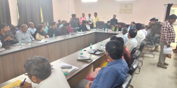 मंडलायुक्त मेरठ तथा पुलिस अधीक्षक  ने सम्पूर्ण समाधान दिवस तहसील हापुड़ में सुनी फरियादियों की समस्याएं, त्वरित निस्तारण  को दिये निर्देश