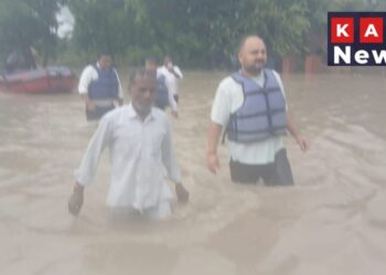 निरीक्षण करने पहुंचे डीएम अभिषेक पांडेय |