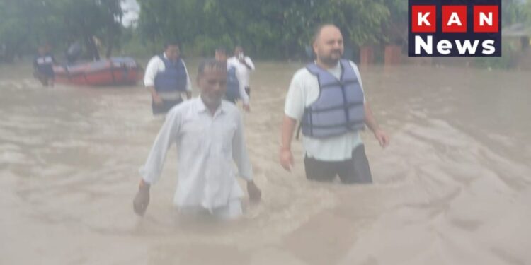 निरीक्षण करने पहुंचे डीएम अभिषेक पांडेय |