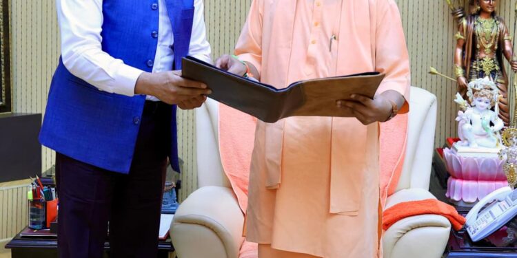 : लखनऊ में पूर्व DGP डीएस चौहान ने सीएम योगी से की  मुलाकात |